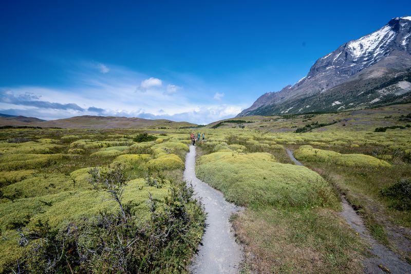 Windswept hike to Los Cuernos